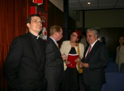 Algunos de los asistentes, charlando durante una pausa