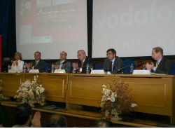 Vista de la mesa inaugural de las Jornadas Vodafone-UPM 2004