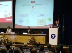 John Logan, durante su ponencia, con Mara Teresa Arredondo y Jose Luis Ripoll