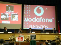 Vista de la mesa de los conferenciantes, en la que puede observarse el sistema de videoconferencia utilizado