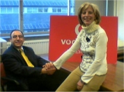 El profesor Metin Akay con la Directora de la Cátedra Vodafone